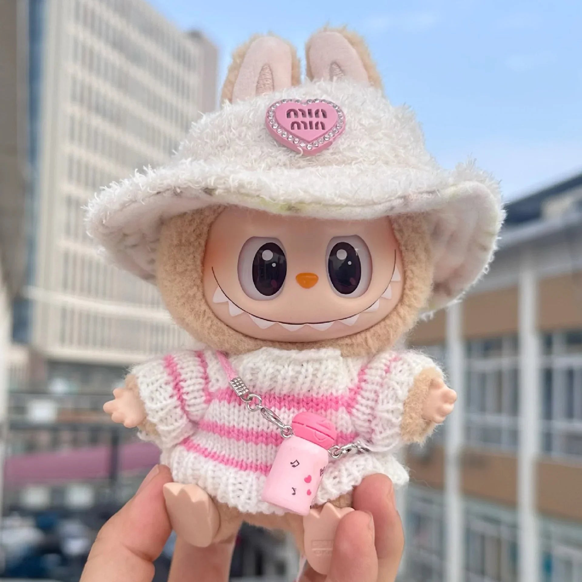 Labubu Suéter Fofo Rosa & Branco Listrado - Roupa Premium para Boneca Ídolo Labubu Sentado