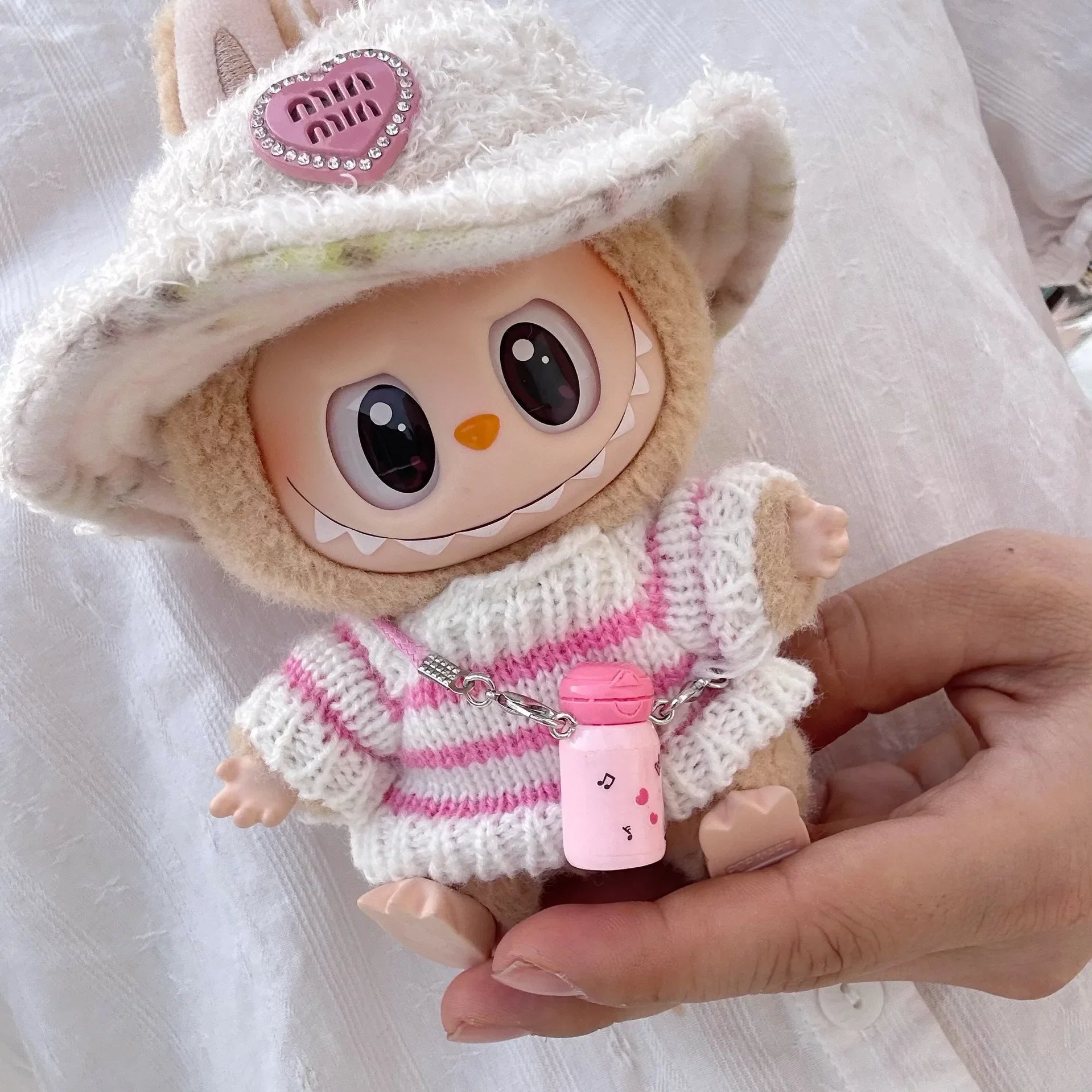 Labubu Suéter Fofo Rosa & Branco Listrado - Roupa Premium para Boneca Ídolo Labubu Sentado